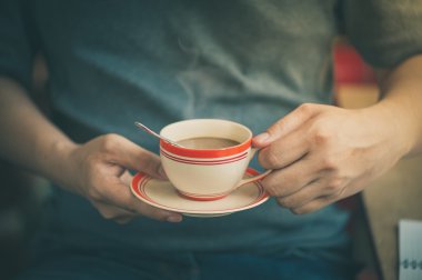 Erkek elinde kahve fincanı