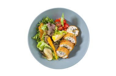 Modern tarzda salata tavuk göğsü ile