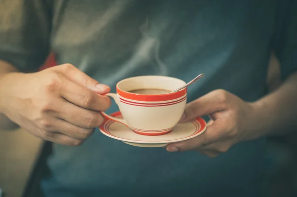 在男性手中的咖啡杯 — 图库照片