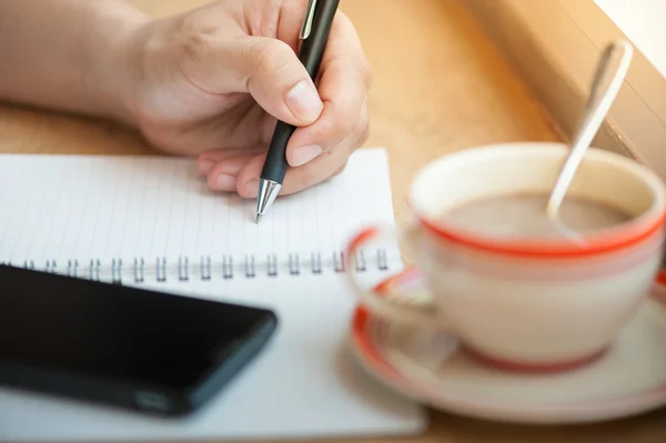 Psaní na notebooku s šálek kávy — Stock fotografie