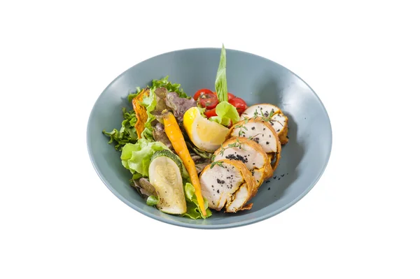 Salada de estilo moderno com peito de frango — Fotografia de Stock
