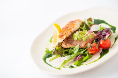 Modern tarzda somon biftek