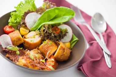 Tavuk göğsü salatası ile sarılmış