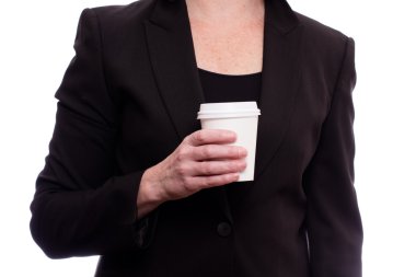 Tek kullanımlık kahve fincanı tutarak siyah elbiseli kadın.