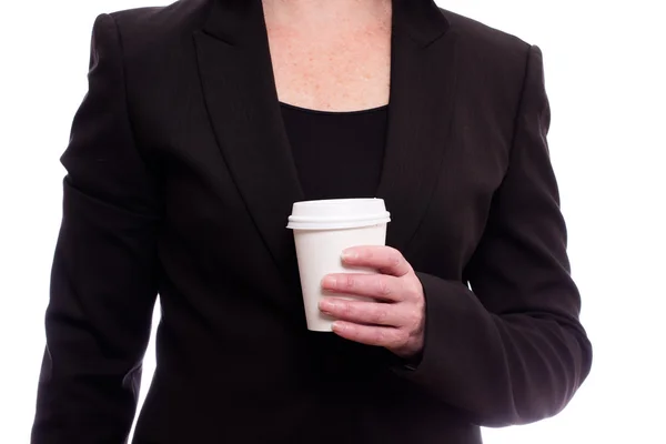 一套黑色的西装，拿着一杯咖啡可支配的女人. — 图库照片