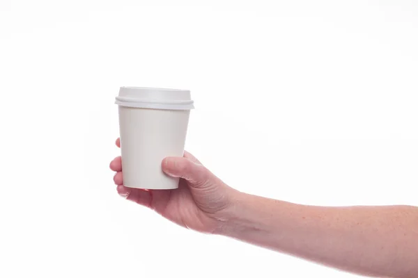 Kobiece ręki trzymającej filiżankę kawy jednorazowe. Obrazek Stockowy