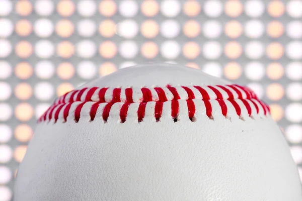 Primo piano del baseball davanti alle luci a LED — Foto Stock