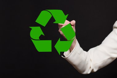 Geri dönüşüm sembolü çizim iş elbiseli kadın