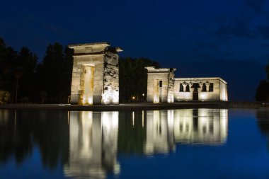 Güneş battıktan sonra Debod Tapınağı.