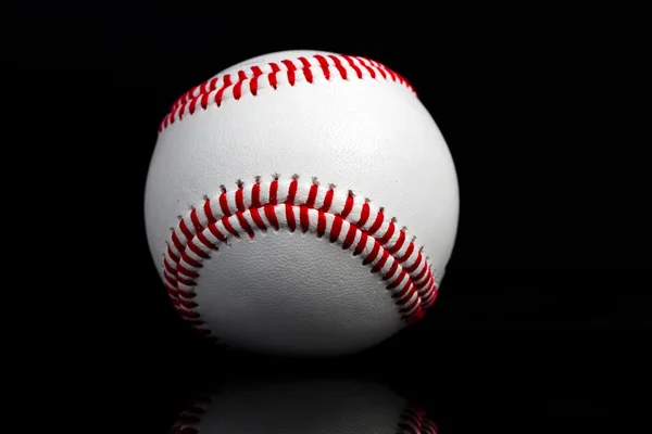 Baseball isoliert vor schwarzem Hintergrund. — Stockfoto