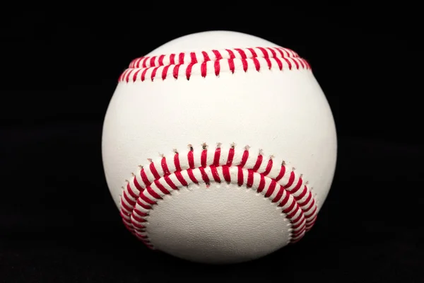 검은 배경에 고립 된 야구 — 스톡 사진
