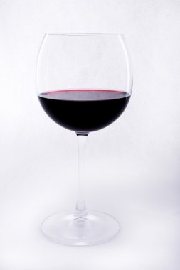 Beyaz arka planda bir bardak şarap.