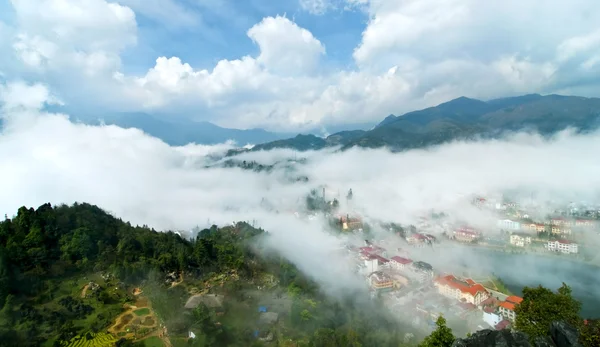 Sapa en la niebla, lao cai, vietnam . — Foto de Stock