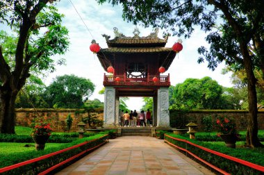 Khuevancac - edebiyat Tapınağı, Hanoi, Vietnam için Van Mieu kapılarında.