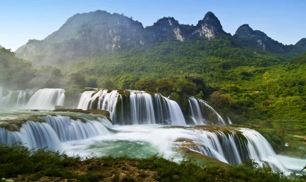 Bangioc vízesés Vietnamban. Vietnam táj gyönyörű. — Stock Fotó