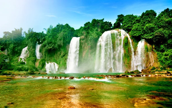 Bangioc vízesés Vietnamban. Vietnam táj gyönyörű. — Stock Fotó