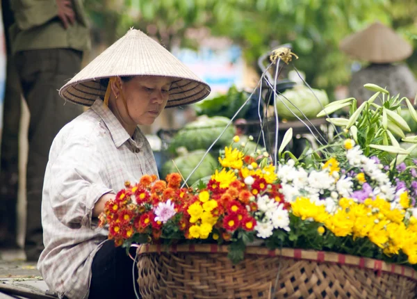 Unidentified florist vendor in the small market at April 21,2014 in hanoi, vietnam. — 스톡 사진