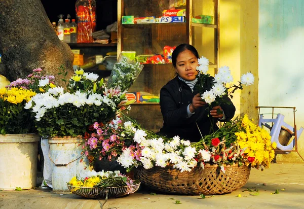 Unidentified florist vendor in the small market at April 21,2014 in hanoi, vietnam. — Stock Photo, Image