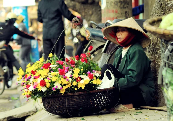 Vendedor de floristería no identificado en el pequeño mercado en abril 21,2014 en Hanoi, Vietnam . — Foto de Stock