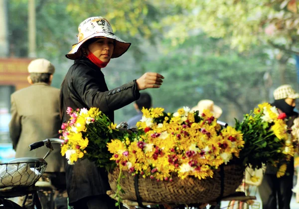 Vendedor de floristería no identificado en el pequeño mercado en abril 21,2014 en Hanoi, Vietnam . — Foto de Stock