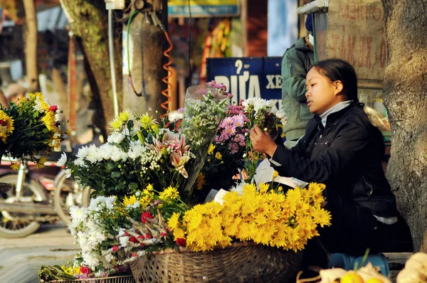 Vendedor de floristería no identificado en el pequeño mercado en abril 21,2014 en Hanoi, Vietnam . — Foto de Stock
