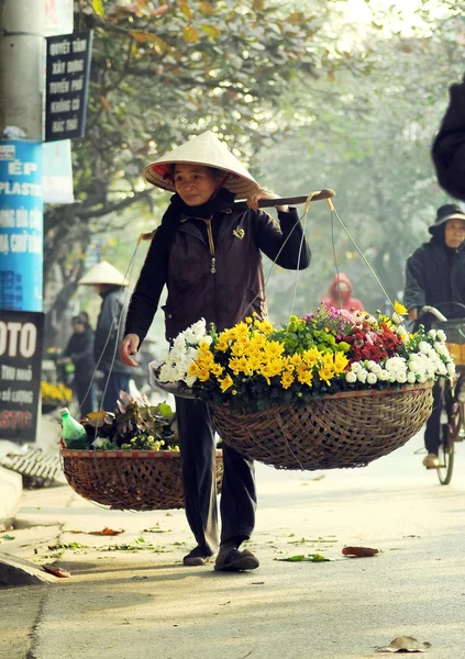 Vendor florista não identificado no pequeno mercado em abril 21,2014 em hanoi, vietnam . — Fotografia de Stock