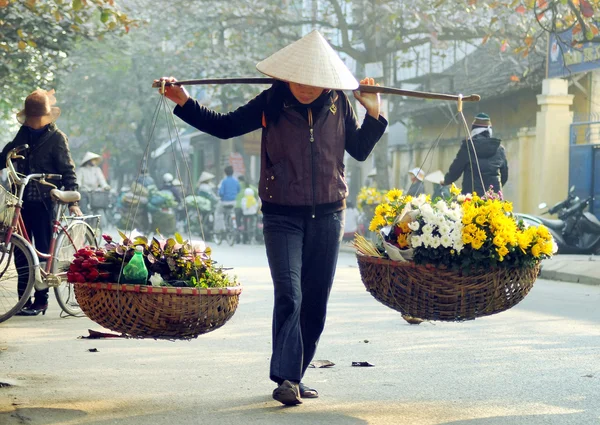 Unidentified florist vendor in the small market at April 21,2014 in hanoi, vietnam. — 스톡 사진