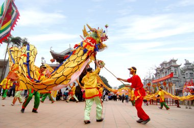 Onların renkli ejderha üzerinde 04 Mayıs 2013 Nam Dinh, Vietnam ile tanımlanamayan dansçı bir grup.
