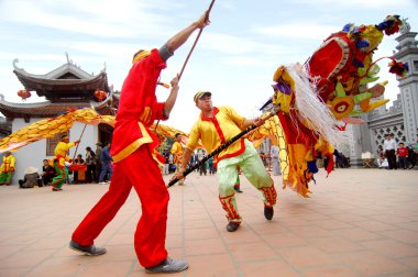 Onların renkli ejderha üzerinde 04 Mayıs 2013 Nam Dinh, Vietnam ile tanımlanamayan dansçı bir grup.