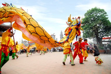 Onların renkli ejderha üzerinde 04 Mayıs 2013 Nam Dinh, Vietnam ile tanımlanamayan dansçı bir grup.