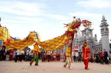 Onların renkli ejderha üzerinde 04 Mayıs 2013 Nam Dinh, Vietnam ile tanımlanamayan dansçı bir grup.
