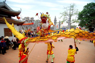 Onların renkli ejderha üzerinde 04 Mayıs 2013 Nam Dinh, Vietnam ile tanımlanamayan dansçı bir grup.