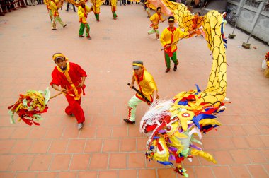 Onların renkli ejderha üzerinde 04 Mayıs 2013 Nam Dinh, Vietnam ile tanımlanamayan dansçı bir grup.