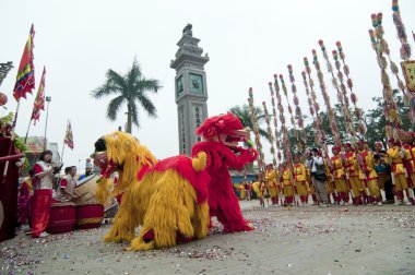 Onların renkli ejderha üzerinde 04 Mayıs 2013 Nam Dinh, Vietnam ile tanımlanamayan dansçı bir grup.