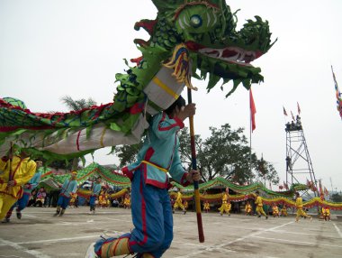 Onların renkli ejderha üzerinde 04 Mayıs 2013 Nam Dinh, Vietnam ile tanımlanamayan dansçı bir grup.