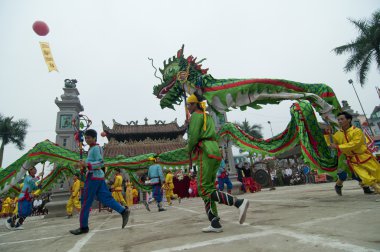 Onların renkli ejderha üzerinde 04 Mayıs 2013 Nam Dinh, Vietnam ile tanımlanamayan dansçı bir grup.