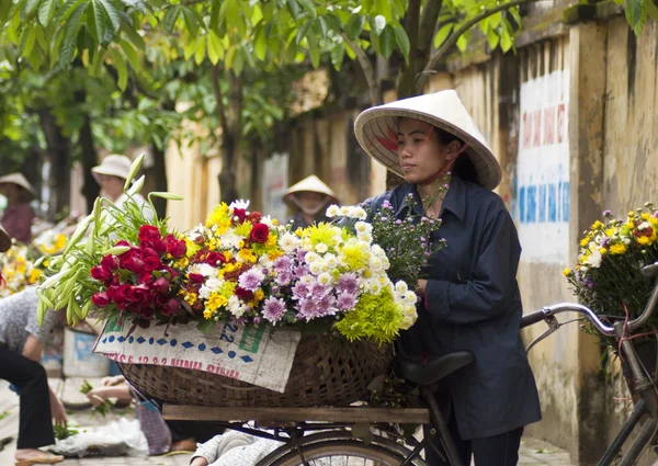 Unidentified florist vendor in the small market at April 21,2014 in hanoi, vietnam. — стокове фото
