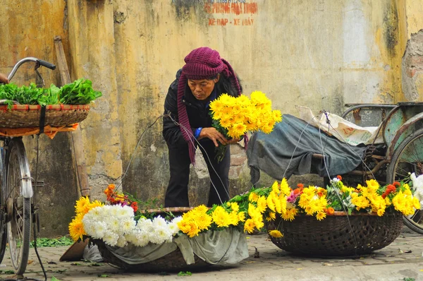 Vietnam florist vendor in a small market at February 02, 2013 in Hanoi, Vietnam. — Stock Photo, Image