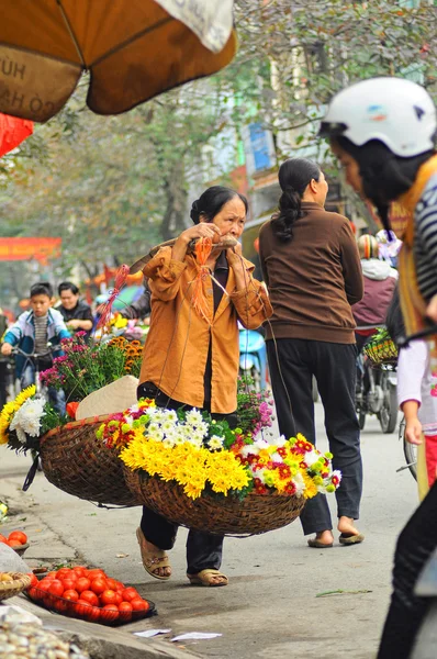 Vietnam floristería vendedor en un pequeño mercado en febrero 02, 2013 en Hanoi, Vietnam . — Foto de Stock