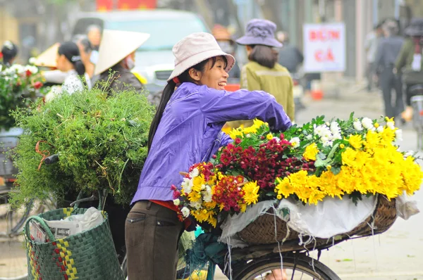 Vietnam florist vendor in a small market at February 02, 2013 in Hanoi, Vietnam. — 스톡 사진