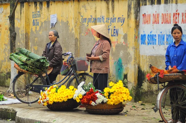 Vietnã florista fornecedor em um pequeno mercado em 02 de fevereiro de 2013 em Hanói, Vietnã . — Fotografia de Stock