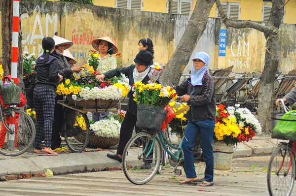 Vietnã florista fornecedor em um pequeno mercado em 02 de fevereiro de 2013 em Hanói, Vietnã . — Fotografia de Stock