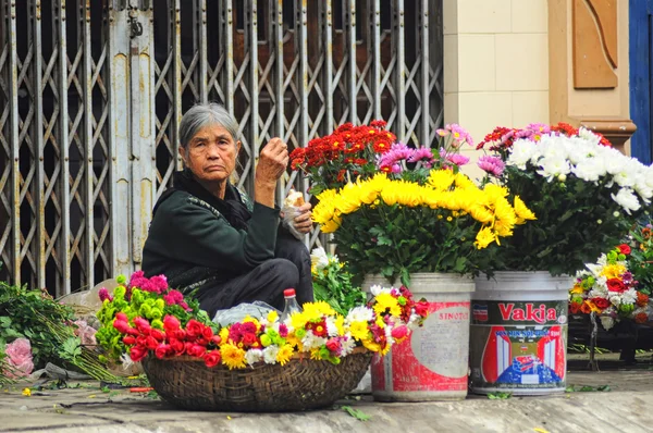 Vietnam florist vendor in a small market at February 02, 2013 in Hanoi, Vietnam. — стокове фото