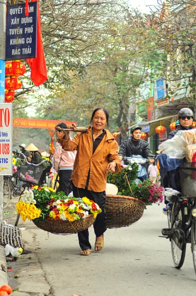 Vietnã florista fornecedor em um pequeno mercado em 02 de fevereiro de 2013 em Hanói, Vietnã . — Fotografia de Stock