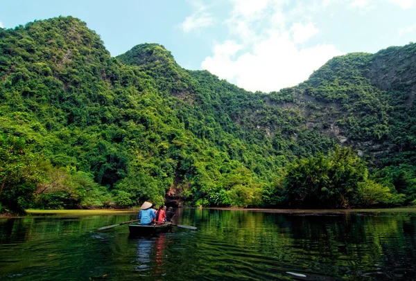 Barco turístico na baía de halong terrestre, TrangAn, Ninh Binh, Vietnã . — Fotografia de Stock