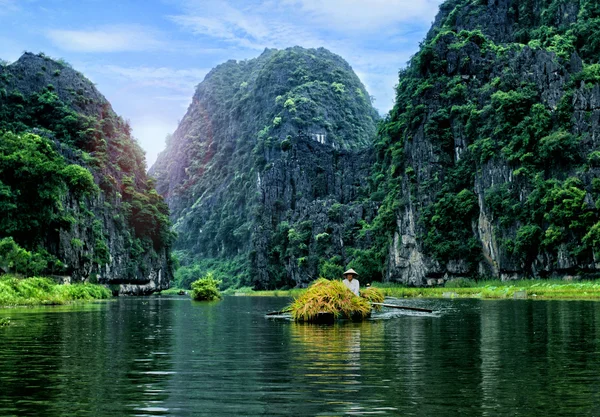 Barco turístico en la bahía de Halong terrestre, TrangAn, Ninh Binh, Vietnam . — Foto de Stock