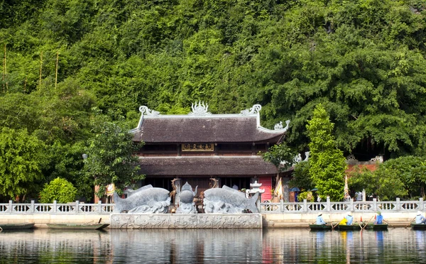 Idegenforgalmi csónakot a földi halong-öböl, Vietnam, Trangan, Ninh Binh. — Stock Fotó