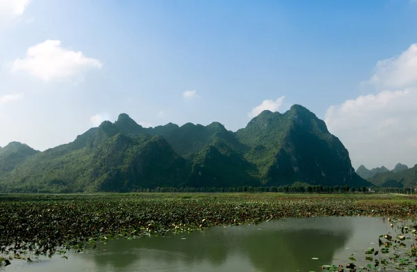 Cielo azul y belleza del lago en Van Long, Ninh Binh, Vietnam . — Foto de Stock