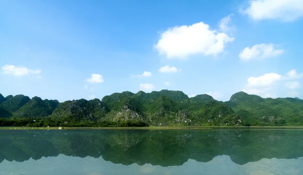 Голубое небо и красота озера в Ван Лонге, Нинь Бинь, Вьетнам . — стоковое фото