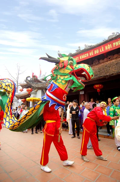 Группа неопознанных танцоров со своим красочным драконом 4 мая 2013 года во Вьетнаме . — стоковое фото